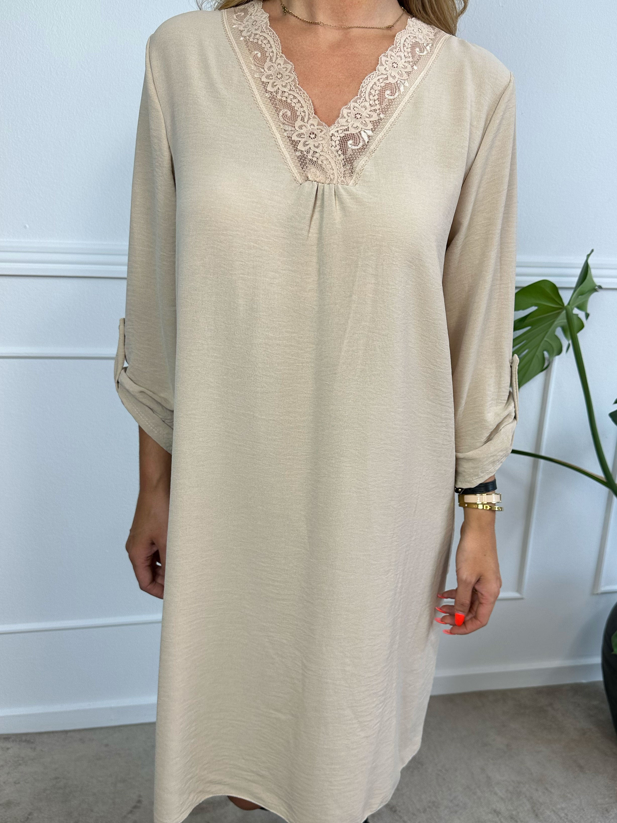 Elly Long - Simpel klänning med spetskant